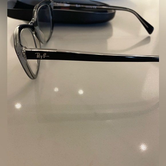 Ladies Ray Ban eye glasses wit black frames - Picture 2 of 4